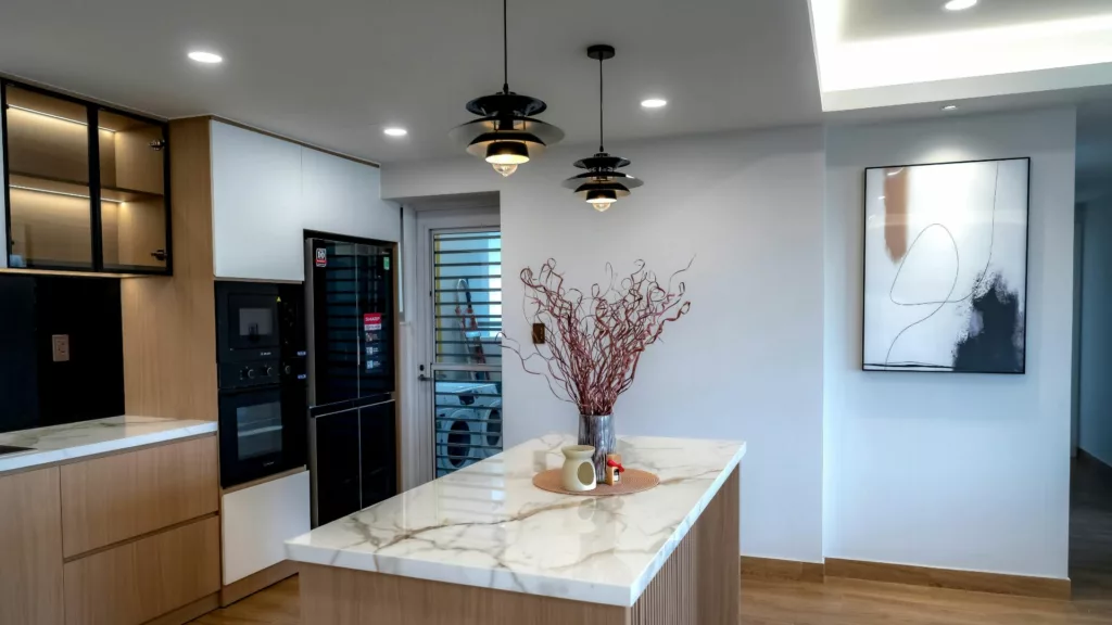 現代風客廳使用多點光源組合出層次感